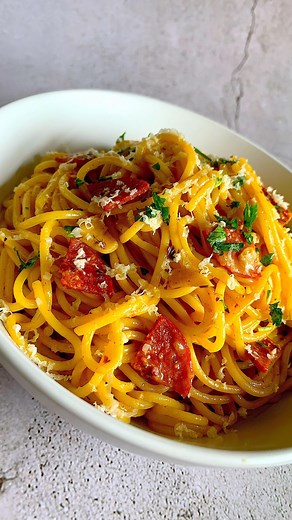 Hollie Wood | Quick and easy family friendly recipes. on Instagram: "10 minute pepperoni spaghetti . ⬇️ Recipe below ⬇️ . Press save for dinner inspiration . Recipe serves 4 . Back again with another super quick Monday night spaghetti dish 🙌 so simple but so delicious. . . Ingredients. . 400g spaghetti 80g pepperoni (approx 20 slices) cut into quarters 2 tbs light butter 2 cloves garlic (sliced very thinly) 1tbs Italian seasoning ( I used @justspices_uk pasta allrounder) 60g cheddar or Parmesan