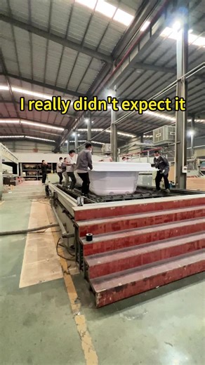 I truly didn't expect this to be an infinity pool. The pool has a built-in temperature control system, so you can swim comfortably even in winter. Installation is also very convenient; it can simply be placed in an open area. #swimspa #swimmingpool #hottubs #Villaswimmingpool #jacuzzi #swimming