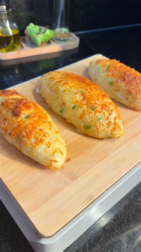 Amanda Fehlberg on Instagram: "Bolinho de aipim sem FARINHA 😍 Ingredientes: 1kg aproximadamente de aipim cozido na água com sal 1 colher 1/2 de manteiga Cebolinha verde Carne: 1/2kg de patinho moído Muçarela Alho socado com sal 1/2 cebola grande Temperos a gosto Coentro 1 ovo Um pouquinho de leite Parmesão por cima (quase que obrigatório para ficar ainda mais gostoso) Airfryer pré aquecida O processador que vocês tanto perguntam eu encontrei na @shopee_br 🧡😍 Caso queira é só pedir link 🔗 que