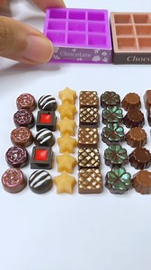I think random chocolates in a box need distinctive designs so we know exactly what we’re going to get! Of course designing 20 over varieties requires some extra creativity but I’m not done yet! I still want to make white chocolate varieties and I still have ideas for more new designs. This will be the ultimate gourmet chocolates from Littlest Sweet Shop🍫#ミニチュア #ミニチュアフード #チョコレート #ミニチュアスイーツ #粘土 #ハンドメイド #littlestsweetshop #miniaturist #miniatures #miniature #chocolate #miniaturechocolate #playsca