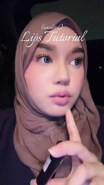 Tutorial: Cara Memakai Lip Gloss Anti-Gagal