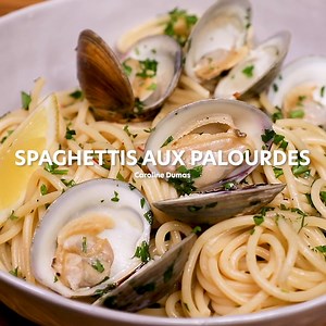 Spaghettis aux palourdes (Spaghettis alle vongole) de Caroline Dumas La recette: https://ici.radio-canada.ca/mordu/recettes/5249/spaghettis-palourdes-alle-vongole | Marina Orsini: 5 chefs dans ma cuisine