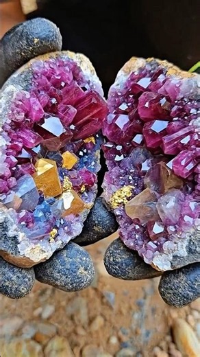 The stunning moment of cracking an ordinary rock! What secret crystal lies inside?