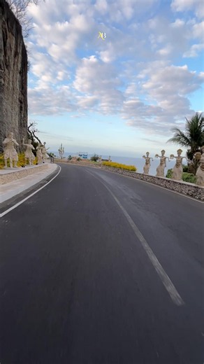 Suasana pagi di Pantai Melasti pukul 06.00 WITA menyuguhkan ketenangan yang berbeda. Jauh dari hiruk-pikuk keramaian, sudut ikonik ini menawarkan ruang refleksi yang sempurna di tengah keindahan alam Bali Selatan. 🌊✨ Terkadang, jeda sejenak dari rutinitas dan menikmati kesunyian adalah cara terbaik untuk menjernihkan pikiran sebelum kembali produktif. Ada yang punya cerita atau kenangan berkesan saat mengunjungi tempat ini, semeton? #pantaimelastibali #BaliVibes #explorebali #akudanbali #fyp