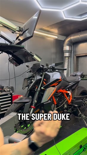 What a monster‼️ Can’t get enough of the KTM Super Duke ‘s another 1390 getting setup with @akrapovic exhaust system, power parts package SAS delete, @dnafilters and full custom mapping, done properly with O2 sensors removed, exhaust vale deleted and separate cylinder mapping 👌 #ktm #1390superduke #bikelife #motorcycle #dyno @ktm_duke.1390 @1390.r.evo @woolich_racing | P3 Tuning & Parts