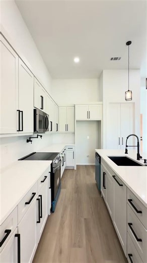 Dallas Skyline 🏙️ sitting on land 🌾 Modern Luxury 💎 Take a look! 👀