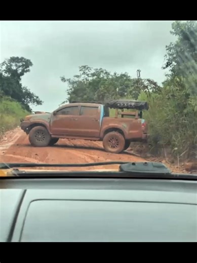 Aventura Off-Road em 4x2: Desafios e Risadas