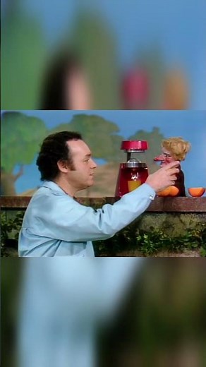 Lady Elaine Makes Orange Juice #mrrogers #orangejustice #orangejuicer #refreshingdrinks