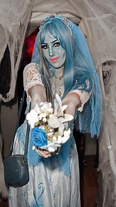 ᗩᑎᑎEᗰᗩᖇIE EIᒪᖴEᒪᗪ on Instagram: "This is Halloween 👻 Dankeschöööön an @maskworld_com für dieses Original-getreue, Tim Burtons „Corpse Bride“ Kostüm und @denise_merten @hogarts.circus.caffee für diese spektakuläre Party! #halloweencostume #costume #halloweenmakeup #timburton #inspo #reelitfeelit #reelinstagram #anzeige #werbung #annemarieeilfeld Foto: @patrick2508"