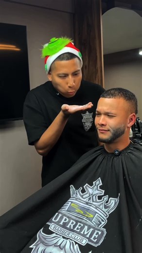 Supreme Barber Club | VIP Barbería on Instagram: "Ante todo la educación ¡En Supreme sabemos de eso! ❤️‍🔥 #supremebarberclub #barberia #jamundi"