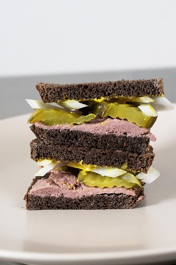 liverwurst sandwich on pumpernickel with onion, mustard and pickles. do you mess with liverwurst? #liverwurst #sandwich | Them Bites