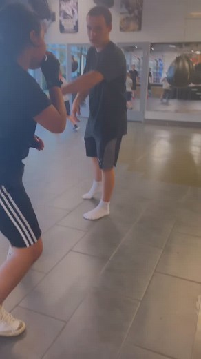 Spotlight sur coach @alexis_bazinet ✨ Alexis sera notre coach de l’été les vendredis soirs! Yup - c’est lui qui donnera les cours de: 🥊 18h: 10 rounds 🥊 19h: Defensive Jeux de pieds On a joué aux questions et réponses avec lui cette semaine, voici ce qu’on a appris! 1. Qui est Alexis? Je m’appelle Alexis, j’ai 17 ans et je fais de la boxe depuis plus de 4 ans. Ma mère m’a amené à L’Imperium pendant la pandémie. J’ai commencé à pratiquer ce sport de façon récréative, mais je me suis vite passio