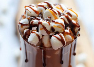 We're Drooling Over This Boozy Kahlua Hot Chocolate Recipe!