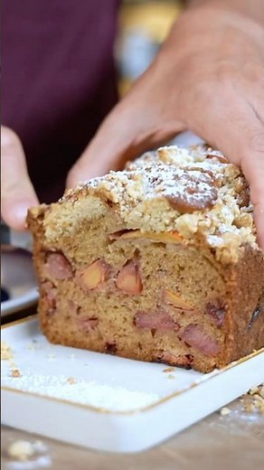 This persimmon cake with crumble is amazing… moist and crunchy at the same time!