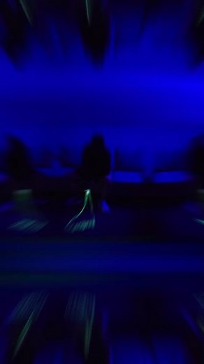 这波操作，绳子比人还会扭！ 当LoopLasso绳遇上跳舞小哥…这波丝滑度💯📸 拍摄技巧：黑暗环境 手机长曝光#一起蹦个荧光迪 #嗨翻全场 #夜光黑科技 #黑科技玩具 #创意摄影师