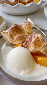 The EASIEST canned peach pie! It's SO good! Here's the RECIPE: https://sugarandcharm.com/canned-peach-pie-recipe | Sugar and Charm