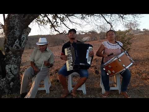 FORRÓ COMPLETO, SANFONA, ZABUMBA, E TRIÂNGULO, NA SOMBRA DO PAU SANTO.