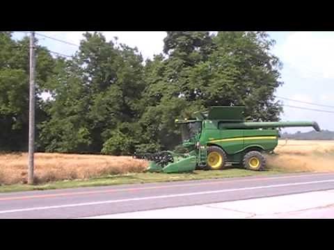 John Deere S680 and Case IH 8120 Combines Opening Their Grain Bins