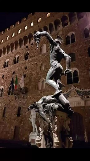 Benvenuto Cellini Perseo con la testa di Medusa 1545-1554 Scultura in bronzo La statua misura 5,19 m. di altezza (compresa la base) Loggia dei Lanzi, Piazza della Signoria Firenze | ANTICHITA' SCIPPA