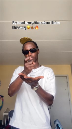 Lízio Lizzy on Instagram: "My hand 🤟🏾🖖🏾🙅🏾🥷🔥 #fyp"