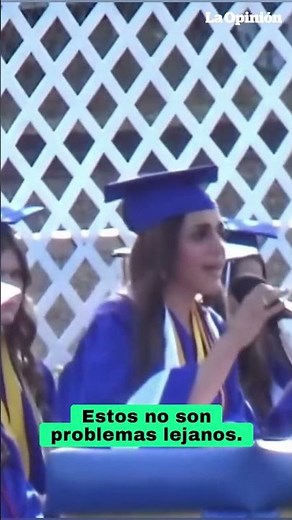 La sacaron por la fuerza del podio tras romper el protocolo en su graduación / La Opinión