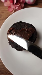 Keto Chocolate Mug Cake | Recipe by Chef Taffy | Easy Keto Dessert This is the most decadent cake with the fudgiest icing and it only takes 1 minute to cook. Just pop the ingredients in a mug, mix really well, and microwave for 1 minute. That’s all it takes to make this delicious little low carb treat. Make it for two to share, or keep it all to yourself! **RECIPE** -Ingredients- For the cake: 1 large egg 1 tablespoon avocado oil, or other neutral oil 1/4 teaspoon pure vanilla extract 2 tablespo