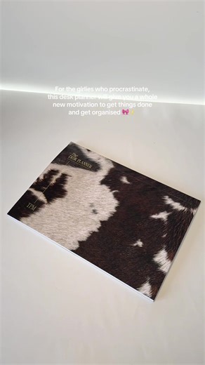 This planner has seriously levelled up my days🤌🏼 it’s ensured that I get so much more done and plan my time properly!!👏🏼🎀 @theproductivitymethod #dealdrops #planner #motivation