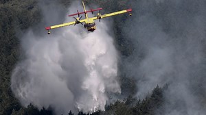 El verano más duro en medio siglo de los aviones apagafuegos