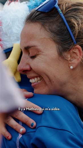 🥰 Quand le trail devient un sport d’équipe ! 🤝 Anne-Lise Rousset a pu compter sur le soutien de Mathieu Delpeuch lors de la dernière partie du trail long des Mondiaux, fin septembre. Pour l’ultime course à très haut niveau de sa carrière, elle s’est classée 6e en individuel et est montée sur la 3e marche du podium avec le collectif. Une solidarité qui a fait monter les larmes des athlètes, mais aussi de l’entraîneur national Adrien Séguret et de l’encadrement. 🎞️ Revivez dans un documentaire 