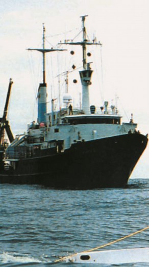 Discover Dr. Robert Ballard, the oceanographer who found Titanic in 1985 using ROVs & sonar. Learn systematic search patterns, wreck ethics & deep-sea tech for safer navigation! 🚢🌊 Read more: https://sail.ai/community/2025/11/12/robert-ballard-born-1942-pioneer-ocean-explorer-who-located-titanic-wreck/ Resource: http://whoi.edu #Oceanography #Titanic #DeepSea #ROV #MaritimeSafety #SeafarerTraining #Sonar #RobertBallard | SAIL AI