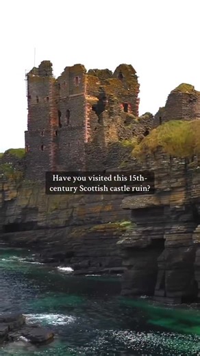 🏰 Castle Sinclair Girnigoe, perched on cliffs near Wick along the North Coast 500, is one of Scotland’s most striking ruins. Built between 1476 and 1496 by William Sinclair, 2nd Earl of Caithness, it was a powerful stronghold of Clan Sinclair — a place marked by betrayal, imprisonment, and fierce battles ⚔️. After suffering damage in conflicts, it was abandoned in the late 1600s. Today, its ruins stand as a powerful reminder of Scotland’s medieval past. The site is now cared for by the Clan Sin