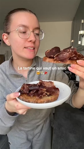 @pau.mrch on Instagram: "J’ai failli faire un malaise quand j’ai compris le prix 🥲 Mais ça valait le coup de goûter quand même ! Bon vu le prix je n’ai pas osé dénaturer le produit alors j’ai fait archi simple, huile d’olive sur du pain maison grillé à la poêle et cecina de bœuf juste poser comme ça sur le pain encore chaud. Eh bien c’était vraiment bon ! #cecina #tartinesalée #horsdeprix #repassimple"