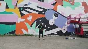 En attendant la 12e édition du Festival MURAL en juin 2024, rembobinons la cassette avec cette vidéo dédiée aux artistes muralistes de cette année 📼🎨 Nous avons eu la chance d’accueillir 14 muralistes d’ici et d’ailleurs pour la 11e édition du Festival comme Lauren YS, Projet TYXNA, Egle Zvirblyte, Tima , Shalak Attack, Alex Bacon, Cleon Peterson , OSGEMEOS, Saype, Roadsworth, Bordalo II, M.Falconer, Benny Wilding ou encore Dalkhafine. Vivement qu’on puisse vous dévoiler le lineup de 2024 , en