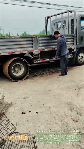 金属製ケージを押しつぶす！トラックタイヤによる圧縮技術
