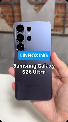 O top de linha da Samsung para 2026! O Galaxy S26 está na nossas mãos para review (fiquem ligados no site e canal do YouTube). Entre os destaques estão a nova tela de privacidade, que permite escurecer o display inteiro ou apenas partes dele para quem tentar ver a partir dos lados, e o suporte a carregamento mais rápido de até 60W. No entanto, como vocês podem ver no unboxing, o que vem incluso na caixa ainda é o tradicional de 25W. E aí, acharam interessante ou é mais do mesmo? Nosso vídeo de h