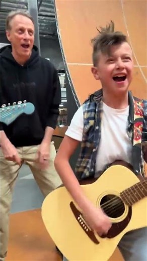 TONY HAWK Sings Blitzkrieg Bop by ‪@ramones‬ with The Whops 🛹🔥