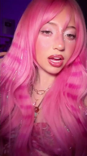 wait why does this makeup eat DOWNNNN