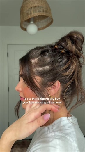 Obsessed with This Messy Bun Hairstyle!