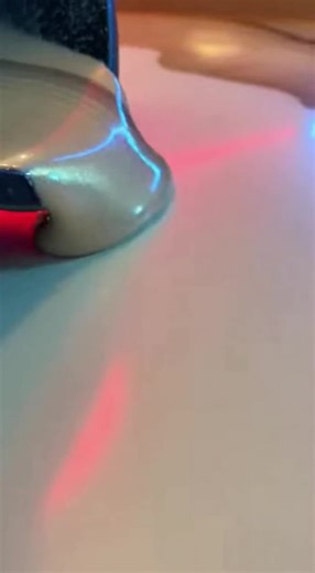 Découvrez la magie de la résine époxy ! Un sol beige qui se transforme en un chef-d'œuvre #TransformationLuxe #RésineÉpoxy #DesignIntérieur #Art #DIY