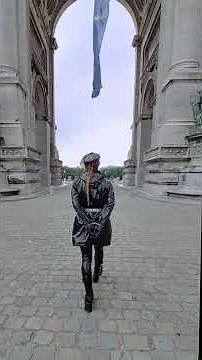Cuffed Subbi walks through the Arc de Triomphe / gefesselt durch den Triumphbogen - Brüssel