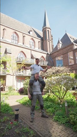 Onderhoud in de VvE-tuin van het Martinus Hof in Utrecht