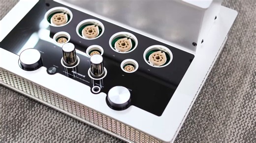 🎬 Audio Research I70 開箱｜感謝 MY-HIEND 專業拍攝 從開箱那一刻開始， Audio Research I70 就很清楚地展現它的態度—— 線條俐落、做工紮實，真空管配置一目了然， 影片中可以看到 I70 的外觀細節、接線配置。 整體節奏很舒服，也很符合 i70 給人的印象： 聲音有厚度、有控制力，同時保留 Audio Research 一貫 的音樂性。 特別感謝 MY‑HiEND 用細膩、耐看的方式，把器材的重點好好記錄下來。 不急著下結論，而是讓畫面與器材自己說話， 這也是我們一直很欣賞 MY-HIEND 的地方。 如果你正在關注一台 ✔️ 具備真空管魅力 ✔️ 但操作、搭配都很現代的綜合擴大機 那這支 Audio Research I70 開箱影片，很值得慢慢看完。 #AudioResearch #i70 #MYHIEND #開箱影片 #真空管擴大機 #把音樂好好聽完 | 鈦孚音響 Taifu Audio