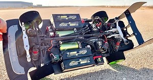 時速318kmのRCカー走行動画。クラッシュシーン有り