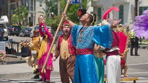 It's a whole new world of "Crosswalk The Musical" when Will Smith, Naomi Scott and Mena Massoud bring #Aladdin to the streets of Los Angeles! Check it out tonight at 12:37/11:37c on CBS! | The Late Late Show with James Corden