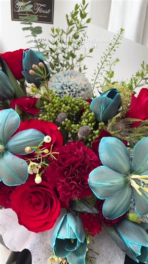 Harmoni Merah dan Biru dalam Karangan Bunga