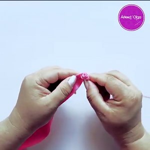 791K views · 18K reactions |  ¡Hola! En este video, te muestro cómo bordar rosas rococó con cintas. ‍ ℹ️ Necesitarás: Tela lino flex, cinta rosada (2.5cm ancha), cinta verde (4cm ancha), perlas No.4, hilos para coser (blanco, verde y rosado) y aguja #3 (5cm). | Artesd'Olga | Facebook