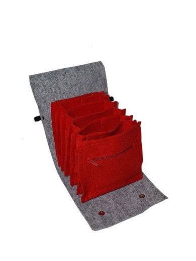 ✨ Say goodbye to tangled circulars & lost notions! ✨ This dreamy felt Circular Needle & Accessory Case keeps your knitting/crochet life perfectly organized and ready to grab ’n’ go. • 12 pouches (6 × ~12 cm 5 × ~9.5 cm) • Bonus zip pouch OR 4-slot needle tip pouch • Elastic flap loops for lobster claw accessories • Compact 19.5 × 15.5 cm – fits right in your project bag! Your clutter-free crafting era starts now 🧶💕 #KnittingOrganization #CircularNeedleCase #CrochetStorage #FeltNeedleCase #Craf