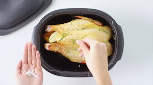 Mit dem #UltraPro Bräter 5,7 l 🍗 kommst du nicht in 🎄🍽 Feiertagsstress in der Küche! Hol ihn dir rechtzeitig zum #BlackFriday Spezialpreis! 🖤 tupperwa.re/black-friday | Tupperware Österreich