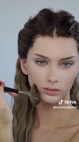 Siren Makeup: Transforming into Mermaids with Siren Vibes