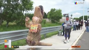 ¡Imperdible! Una mujer de 39 años acudió a vacunarse disfrazada de dinosaurio. Afirma que sirve como distracción para médicos y gente que viene a vacunarse | TV Azteca Puebla